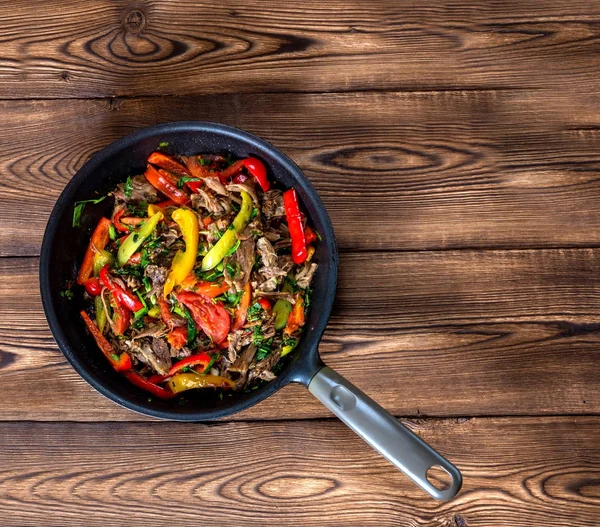 Stir frying beef with sweet peppers and green beans. Top view — Stock Photo, Image