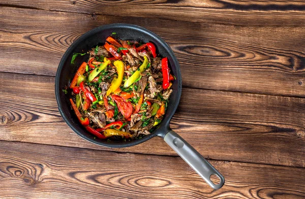 Stir frying beef with sweet peppers and green beans. Top view — Stock Photo, Image