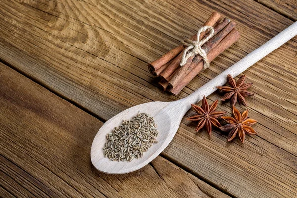 ahşap zemin üzerine baharat