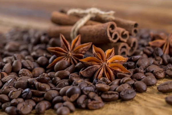 Kahve taneleri, anason ve canella eski üzerinde