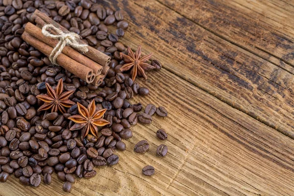 Kahve taneleri, anason ve canella eski üzerinde