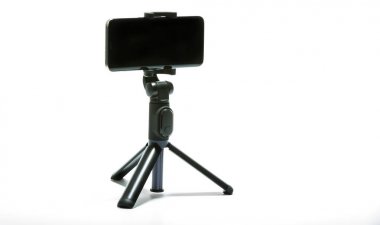 akıllı telefon ve beyaz arka plan üzerinde izole tripod