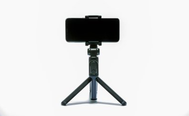 akıllı telefon ve beyaz arka plan üzerinde izole tripod
