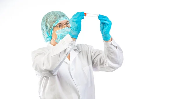 Lab technician looks at a test tube of clear liquid, coronavirus — Stock Photo, Image