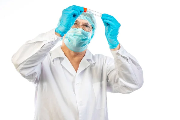Lab technician looks at a test tube of clear liquid, coronavirus — Stock Photo, Image