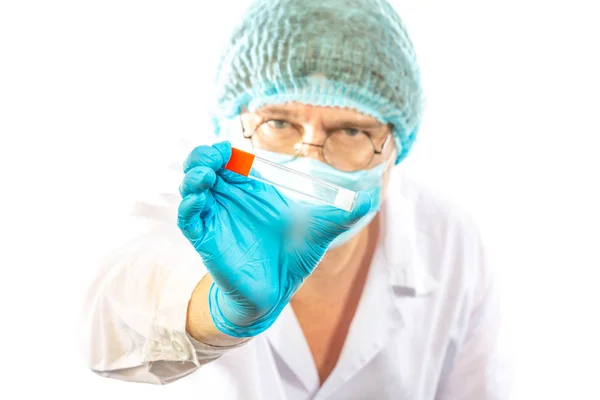 Técnico de laboratorio mira un tubo de ensayo de líquido transparente, coronavirus —  Fotos de Stock
