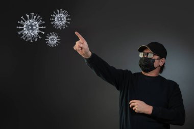 Maskeli adam kendini koronavirüsten korur.