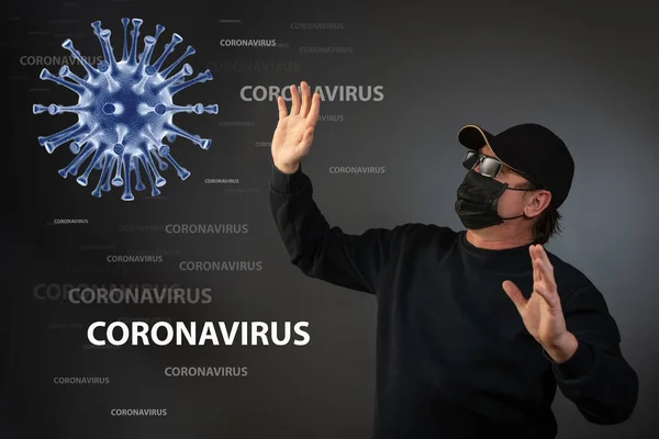 Gemaskerde man verdedigt zich tegen het coronavirus — Stockfoto