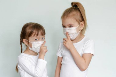 Korunmak için maske takan küçük kız