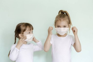 Korunmak için maske takan küçük kız