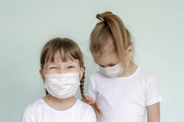 Korunmak için maske takan küçük kız