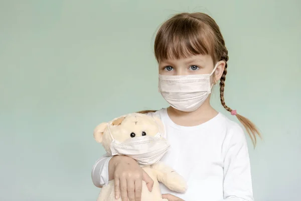 보호 마스크를 쓰고 있는 어린 소녀 — 스톡 사진