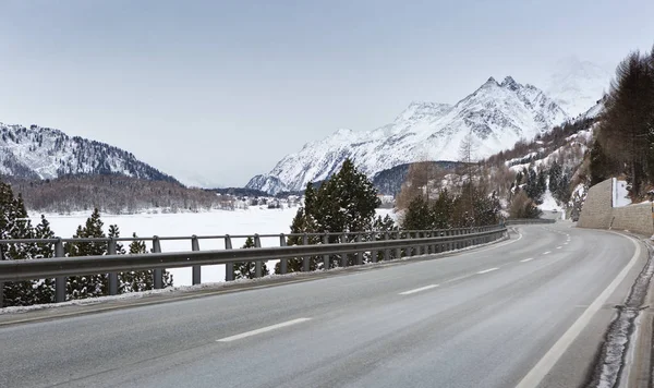 Mountain road in an overcast winter day — Stock Photo, Image