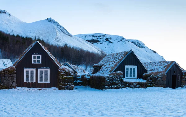 Casas de césped islandés al amanecer en invierno . — Foto de Stock