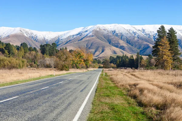 Straight road  to the  mountainous. — Stock Photo, Image