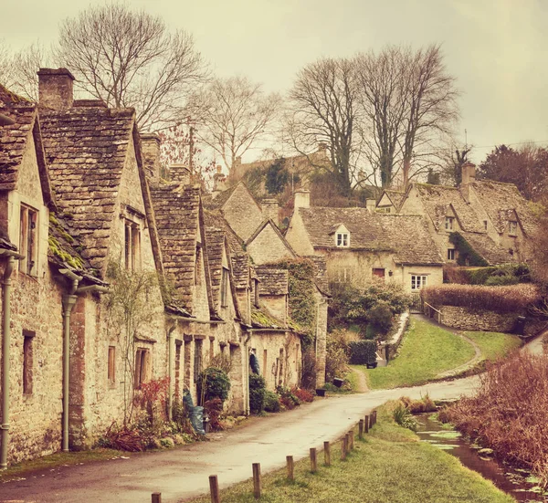 Antigua calle con casas rurales tradicionales en Bibury —  Fotos de Stock