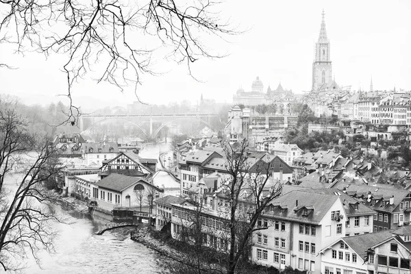 Floden Aare sveper runt gamla staden Bern. — Stockfoto