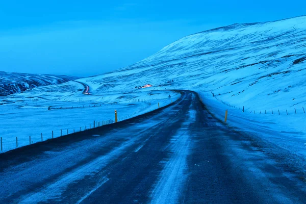 曲折的道路，在冬季，冰岛东北黄昏. — 图库照片