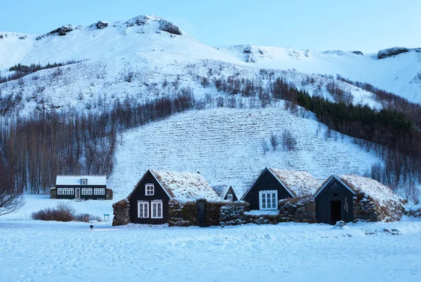 Casas de césped islandés al amanecer en invierno — Foto de Stock