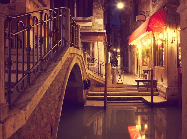 Smalle kanaal in Venetië in de nacht, Italië. — Stockfoto