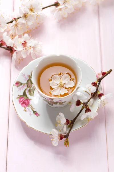 Natureza morta com xícara de chá e flores (Alstroemeria ). — Fotografia de Stock