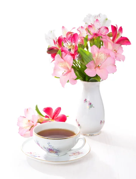 Martwa natura z kubkiem herbaty i kwiaty (Alstroemeria). — Zdjęcie stockowe