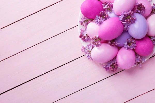 Easter eggs and  lilac  flowers. — Stock Photo, Image