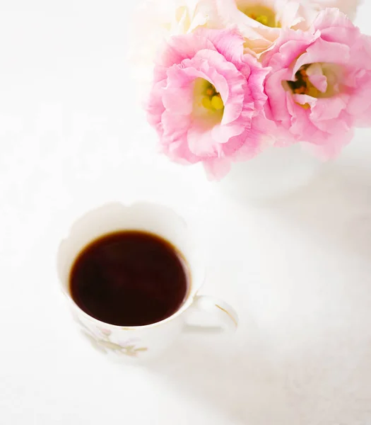 Natureza morta com xícara de café e flores (Eustoma ). — Fotografia de Stock