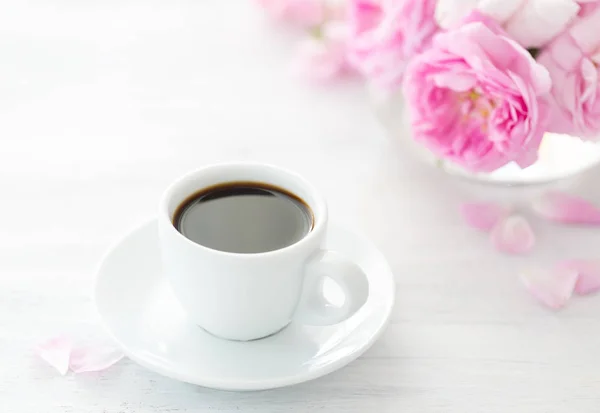 Stillleben mit Tasse Kaffee und Rosenstrauß. — Stockfoto