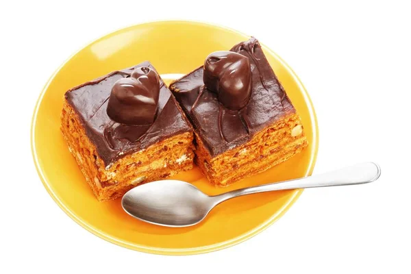 Шоколадные торты на апельсиновой тарелке — стоковое фото