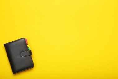 Sarı arkaplandaki günlük