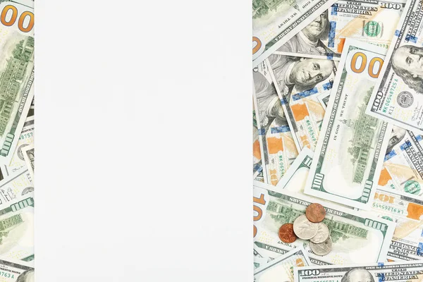Чистая белая бумага на фоне долларовых купюр и монет — стоковое фото