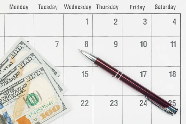 Money, a ballpoint pen in the background of the calendar. — Stock Photo, Image