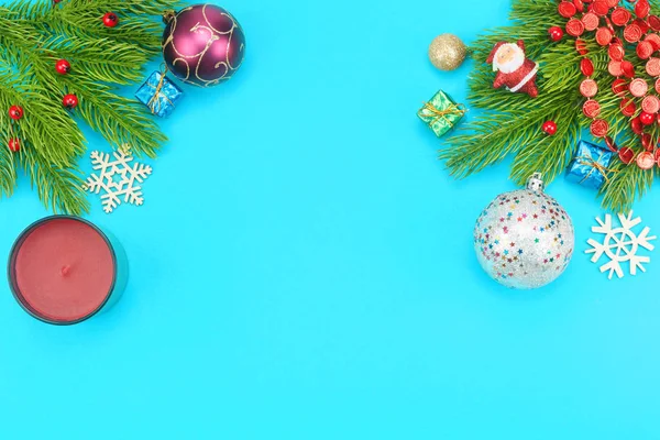 Granica świąteczna z gałązkami świerku, płatki śniegu, zabawki świąteczne na niebieskim tle — Zdjęcie stockowe