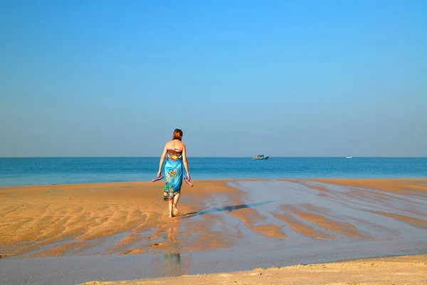 Woman Walks on the Beach — Stock Photo, Image