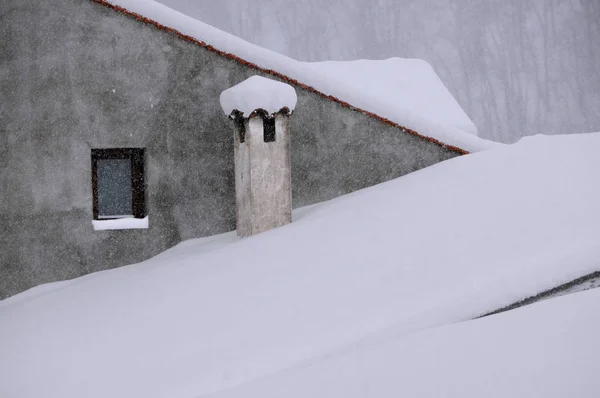 Sneeuw bedekte dak en schoorsteen — Stockfoto