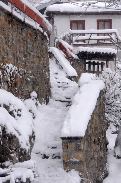 Escalera de piedra en invierno — Foto de Stock