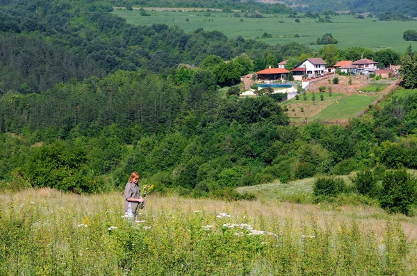 Жінка на пагорбі навесні — стокове фото