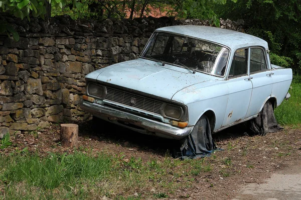 Uszkodzony samochód Moskvich — Zdjęcie stockowe