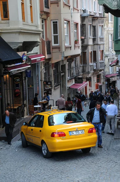 Taxi in smalle straat in Istanbul — Stockfoto