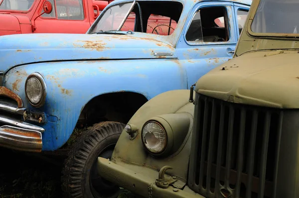 Rusty quebrado russo-made carros — Fotografia de Stock