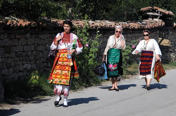 Bulharská žena v tradičním kroji — Stock fotografie