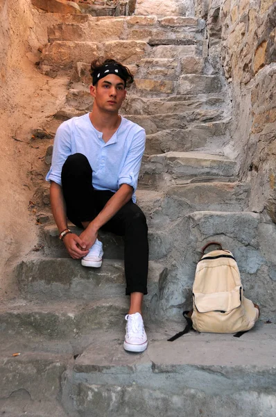 Young Tourist on the Steps in the Old Town — Stock Photo, Image