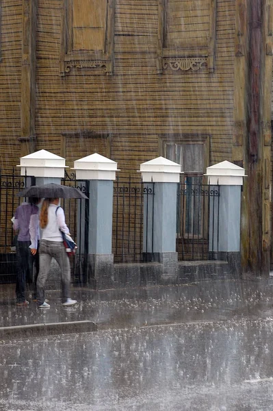 Marcher sous la pluie en été — Photo