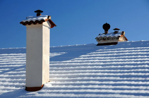 Camino e tetto in inverno — Foto Stock