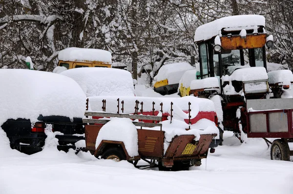 Pojazdy w śniegu pod koniec lutego — Zdjęcie stockowe