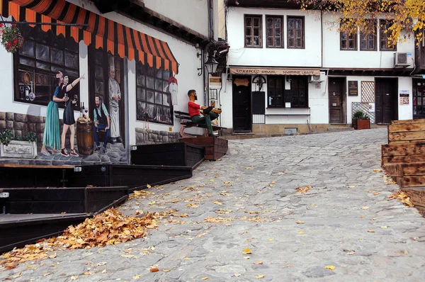 Złote liście na pustej ulicy — Zdjęcie stockowe