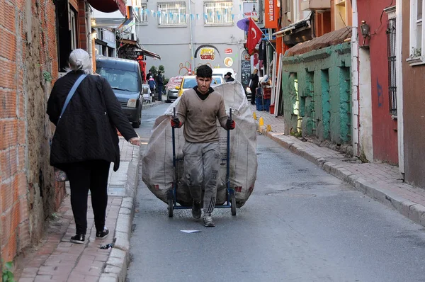 Garbageman in narrow street in Istanbul — Stock Photo, Image