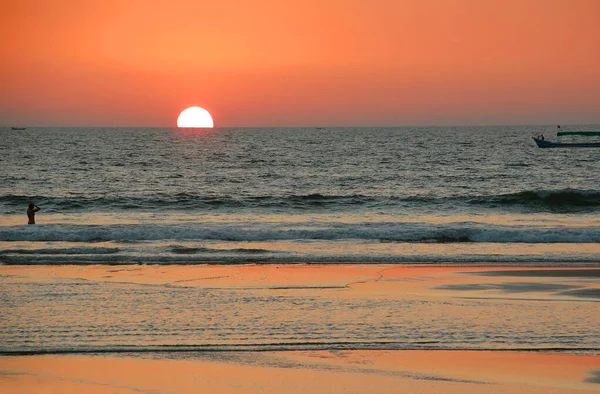 Silhouetten Von Nicht Identifizierter Frau Und Boot Bei Sonnenuntergang Goa — Stockfoto