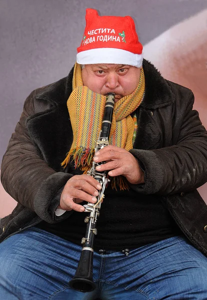 Veliko Tarnovo Bulgaria Aralık 2019 Tanımlanamayan Kafkasyalı Sokak Müzisyeni Noel — Stok fotoğraf
